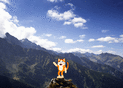 Chaton joyeux en montagne estivale